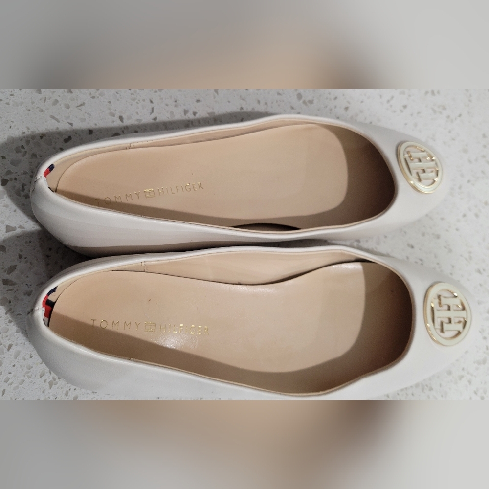 Tommy Hilfiger White Leather Logo Medallion Ballet Flats | Size 9.5 - Picture 4 of 6